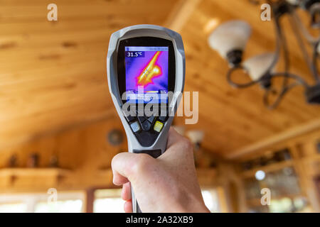 Kalt und Hot Spots sind in der Nähe auf dem Display eines thermischen Infrarot spot Kamera während ein Innen leben Umwelt Qualität Bewertung gesehen. Stockfoto