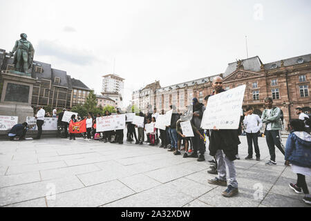 Straßburg, Frankreich, 18. Mai 2019: Low Angle tamilischen Unterstützer Menschen zentraler Ort Kelber Platz gegen angebliche Menschenrechtsverletzungen Völkermord zu protestieren besetzen Stockfoto