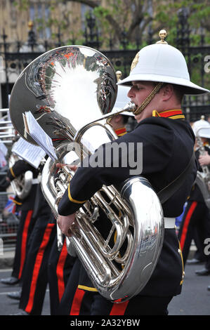 LONDON, GROSSBRITANNIEN. April 29, 2011: Atmosphäre um Westminster Abbey für die königliche Hochzeit von Prinz William und Kate Middleton. © 2011 Paul Smith/Featureflash Stockfoto