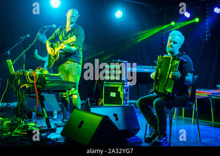 Edinburgh, Schottland. Fr., 4. Oktober 2019. Edinburgh band Meursault eine Heimatstadt Konzert spielen im La Belle Angele Unterstützung von ihrem aktuellen Album "Crow Hill', die auf gemeinsame Datensätze im Juni 2019 veröffentlicht wurde. Stockfoto