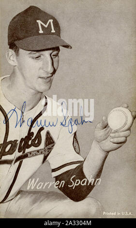 1950s Era schwarz und weiß Baseball card von Halle des Ruhmes Krug Warren Spahn mit den Milwaukee Braves. Stockfoto