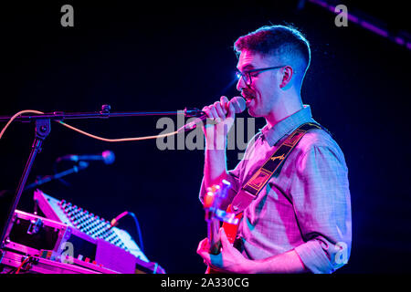 Edinburgh, Schottland. Fr., 4. Oktober 2019. Schottische Musiker Jonnie gemeinsam auf der Bühne im La Belle Angele. Stockfoto