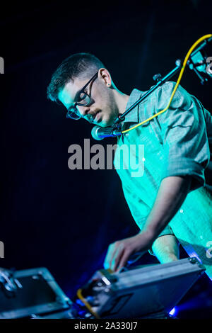 Edinburgh, Schottland. Fr., 4. Oktober 2019. Schottische Musiker Jonnie gemeinsam auf der Bühne im La Belle Angele. Stockfoto