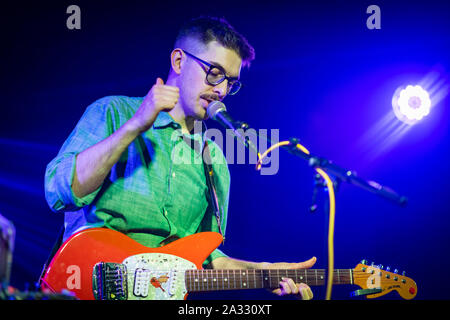 Edinburgh, Schottland. Fr., 4. Oktober 2019. Schottische Musiker Jonnie gemeinsam auf der Bühne im La Belle Angele. Stockfoto