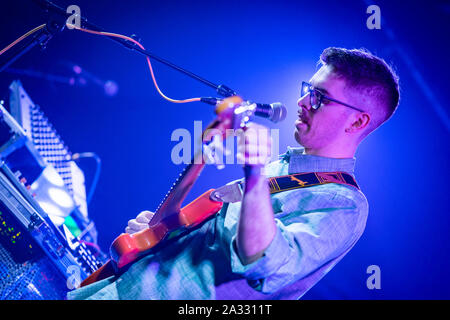 Edinburgh, Schottland. Fr., 4. Oktober 2019. Schottische Musiker Jonnie gemeinsam auf der Bühne im La Belle Angele. Stockfoto