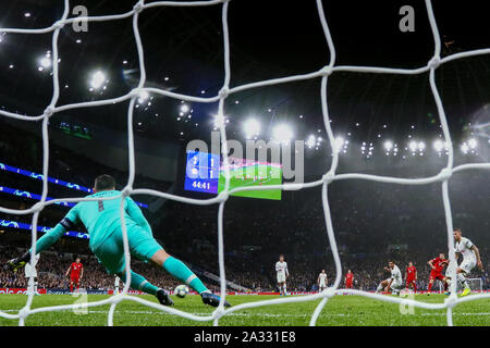 Robert Lewandowski von Bayern München Kerben seine Seiten zweites Ziel, indem Sie 2-1 voraus - Tottenham Hotspur v Bayern München, UEFA Champions League - Gruppe B, Tottenham Hotspur Stadium, London, Großbritannien - 1. Oktober 2019 Editorial nur verwenden Stockfoto