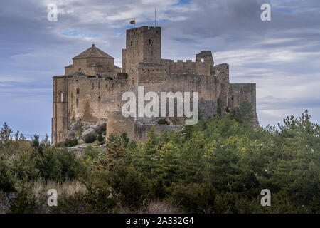 Antenne Panorama der mittelalterlichen romanischen teilweise restauriert Loarre Castle in der Nähe von Huesca in Aragón Provinz Spanien durch Nebel und Wolken umgeben Stockfoto