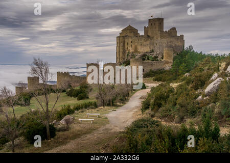 Antenne Panorama der mittelalterlichen romanischen teilweise restauriert Loarre Castle in der Nähe von Huesca in Aragón Provinz Spanien durch Nebel und Wolken umgeben Stockfoto