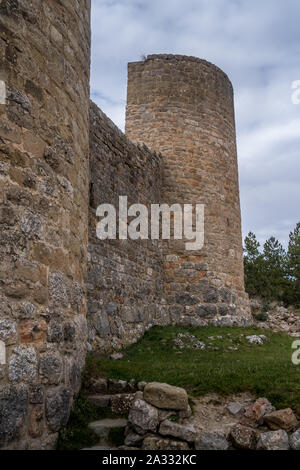 Antenne Panorama der mittelalterlichen romanischen teilweise restauriert Loarre Castle in der Nähe von Huesca in Aragón Provinz Spanien durch Nebel und Wolken umgeben Stockfoto