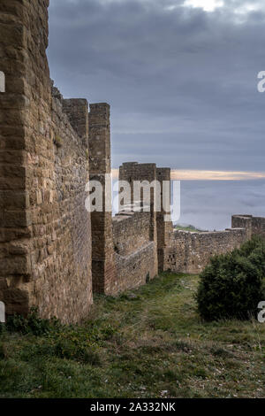 Antenne Panorama der mittelalterlichen romanischen teilweise restauriert Loarre Castle in der Nähe von Huesca in Aragón Provinz Spanien durch Nebel und Wolken umgeben Stockfoto