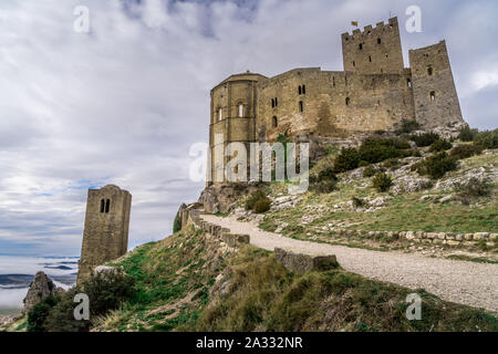 Antenne Panorama der mittelalterlichen romanischen teilweise restauriert Loarre Castle in der Nähe von Huesca in Aragón Provinz Spanien durch Nebel und Wolken umgeben Stockfoto