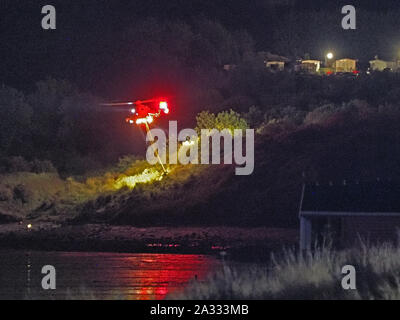 Münster am Meer, Kent, Großbritannien. 5. Oktober, 2019. Eine Klippe retten mit einem Hubschrauber, Küstenwache, Krankenwagen, Polizei und Feuerwehr kurz nach Mitternacht in Münster am Meer, Kent. Update: Eine 18-jährige gestürzt hatte die Klippen. Sheppey Küstenwache cliff Rescue Team & 4 Feuerwehrmänner der Unfall teil Weise an den Klippen, die dann zum Krankenhaus durch die Küstenwache 163 Hubschrauber geflogen wurde. Credit: James Bell/Alamy leben Nachrichten Stockfoto