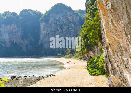 Tonsai Beach in der Nebensaison (Juli). Ein fast leerer Streifen Sand, steile Klippen, und Dschungel. Stockfoto