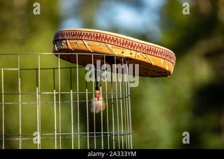 Eine Nahaufnahme und Seitenansicht handcrafted Native American Style drum, mit Leder Membran, Holzrahmen, und bunt gemusterten Band, mit kopieren. Stockfoto