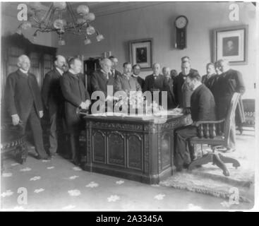 Austausch der Ratifikation des Vertrags von Frieden mit Spanien, im Büro des Präsidenten, Weißes Haus, Außenminister John Hay Unterzeichnung Stockfoto