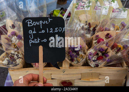 Aus der Nähe zu sehen. Eine Person, die einen kleinen Preis Label am Marktstand verkaufen bunte Blumensträuße. Zimmer für Kopie auf der rechten Seite. Stockfoto