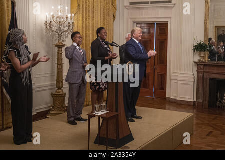 Washington DC, USA. 04 Okt, 2019. Präsident Donald Trump greats Gäste an der jungen Schwarzen Leadership Summit 2019 im Weißen Haus in Washington, DC am Freitag, den 4. Oktober 2019. Foto von Tasos Katopodis/UPI Quelle: UPI/Alamy leben Nachrichten Stockfoto