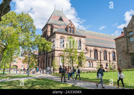 PROVIDENCE, Rhode Island/USA - 30. SEPTEMBER 2019: Unidentfied Individuen, und Sayles Halle auf dem Campus der Brown University. Stockfoto