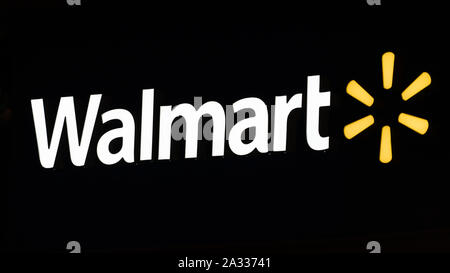 Walmart Logo und Namen auf schwarzem Hintergrund Stockfoto
