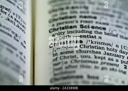 Das Wort frohe Weihnachten Definition in alte Wörterbuch unter der Lupe Stockfoto