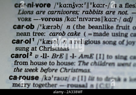 Das Wort frohe Weihnachten Definition in alte Wörterbuch unter der Lupe Stockfoto