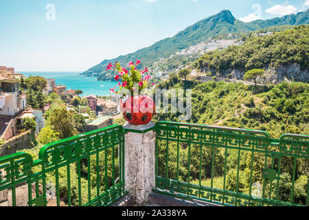 Vietri sul Mare, Amalfiküste malerische Sommer Blick auf bunte Keramik Blumentopf, die Berge und das Meer an einem sonnigen Tag Stockfoto