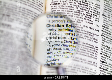 Das Wort frohe Weihnachten Definition in alte Wörterbuch unter der Lupe Stockfoto