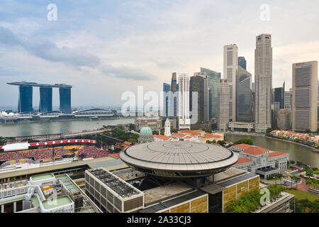 Singapur, 04. Juli 2015: Singapore City Blick auf die Marina Bay und Wolkenkratzer während National Day Parade Probe. Stockfoto