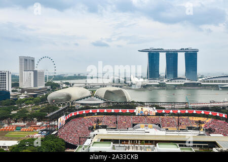 Singapur, 04. Juli 2015: Singapore City Blick auf die Marina Bay und Wolkenkratzer während National Day Parade Probe. Stockfoto