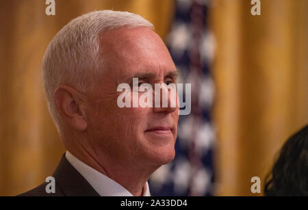 Washington DC, USA. 04 Okt, 2019. Washington, Vereinigte Staaten von Amerika. 04 Juni, 2018. United States Vice President Mike Pence hört auf uns Präsident Donald J. TrumpLeadership Gipfel 2019 im Weißen Haus in Washington, DC am Freitag, den 4. Oktober 2019. Quelle: dpa Picture alliance/Alamy leben Nachrichten Stockfoto