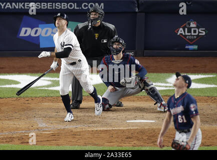 Bronx, USA. 04 Okt, 2019. New York Yankees Brett Gardner trifft einen solo Home Run im siebten Inning gegen die Minnesota Twins in Spiel 1 der American League Division Series im Yankee Stadium am Freitag, Oktober 4, 2019 in New York City. Foto von John angelillo/UPI Quelle: UPI/Alamy leben Nachrichten Stockfoto