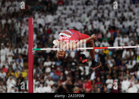 Doha, Katar. 4. Okt, 2019. Essa mutaz Barshim von Katar konkurriert, während die hohe Männer springen Finale bei den IAAF Leichtathletik WM 2019 in Doha, Katar, der 4. Oktober 2019. Credit: Li Ming/Xinhua/Alamy leben Nachrichten Stockfoto