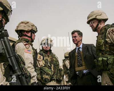 Bagdad Bagdad, Irak. 23 Nov, 2004. Kapitän Rex Blair, Kommandant des Unternehmens D, 1st Battalion, 8th Cavalry Regiment, spricht mit Botschafter William Taylor und Generalmajor Robert Williamson, Direktor und stellvertretender Direktor des irakischen Bau Management Office im Al Rashid Müllkippe Nov. 23. Taylor und Williamson wurden in Baghdads Al Rashid Bezirk besuchen mehrere Wiederaufbauprojekte von der 5. Brigade Combat Team gefördert. Oberstleutnant Jay Allen, 1-8 Cavalrys Commander, steht auf Blairs links. Taylor ist derzeit kostenlos Angelegenheiten d'an den US embassay in der Ukraine seit 2019 und Stockfoto