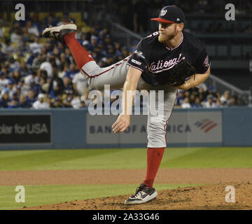 Los Angeles, USA. 04 Okt, 2019. Washington Nationals Krug Stephen Strasburg wirft im dritten Inning von der MLB National League Division Series Spiel mit den Los Angeles Dodgers at Dodger Stadium in Los Angeles am Freitag, 4. Oktober 2019. Foto von Jim Ruymen/UPI Quelle: UPI/Alamy leben Nachrichten Stockfoto