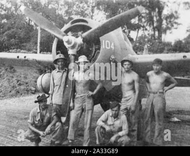 F4F-4 Wildcat von VMF-121 mit Bodenpersonal auf Guadalcanal, 25. Dezember 1942 (NNAM. 2005.196.007.033). Stockfoto