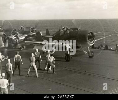 F6F starten USS Saratoga Tarawa 1943. Stockfoto