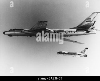F-8H Crusader der VF-13 Escorts ägyptischen Tupolew Tu-16 im Mai 1969. Stockfoto