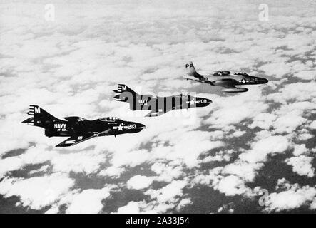 F9F-6 Cougar von VF-63 escort F2H-2P von VC-61 c 1955. Stockfoto