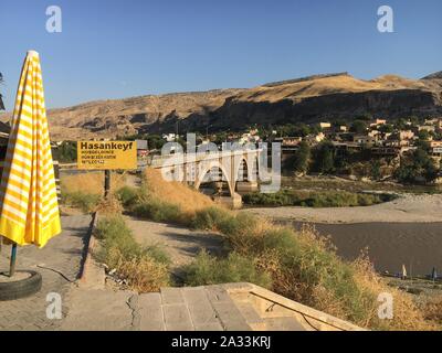 09. September 2019, in der Türkei, in Hasankeyf: Blick aus dem Dorf Eingang in die antike Stadt Hasankeyf im Südosten der Türkei. Das Dorf liegt in einer einzigartigen Kulturlandschaft auf den Tigris. Für etwa 12 000 Jahren haben die Menschen angenommen worden, sich hier niederzulassen, in der Stadt gibt es Denkmäler aus vielen Jahrhunderten. Aber bald Hasankeyf geflutet und sinkt unter Wasser von einem riesigen Stausee. Etwa 70 Kilometer weiter flussabwärts, das Neue ilisu Megadam hat begonnen Arbeit und hat stauen Wasser seit mehreren Wochen. Nach Angaben der örtlichen Behörden, im Herzen der kleinen Stadt Zentrum ist evakuiert werden Stockfoto