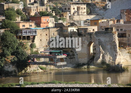 09. September 2019, in der Türkei, in Hasankeyf: Blick auf die Felsen und Cafés über den Tigris während des Sonnenuntergangs. Das Dorf liegt in einer einzigartigen Kulturlandschaft auf dem Tigris. Menschen haben sollte hier für rund 12.000 Jahre zu vereinbaren. Aber bald Hasankeyf wird unter Wasser von einem riesigen Stausee versinken. Etwa 70 Kilometer weiter flussabwärts, das Neue ilisu Megadam hat begonnen Arbeit und hat stauen Wasser seit mehreren Wochen. Nach Angaben der örtlichen Behörden, im Herzen der kleinen Stadt Zentrum ist evakuiert werden und zum Teil vom 8. Oktober abgerissen. Die Menschen haben zu einer neuen Stadt, die Uhr zu verschieben Stockfoto