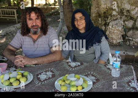 09. September 2019, in der Türkei, in Hasankeyf: Die Hasankeyfer pension Betreiber Firat Argun und seine Frau Birsen Sitzen im Garten ihres Hotels. Er schuf "Paradies auf Erden", sagt Firat. Jetzt hatte er zum "Hölle." hasankeyf liegt in einer einzigartigen Kulturlandschaft auf den Tigris. Menschen haben sollte hier für rund 12.000 Jahre zu vereinbaren. Aber bald Hasankeyf wird unter Wasser von einem riesigen Stausee versinken. Etwa 70 Kilometer weiter flussabwärts, das Neue ilisu Megadam hat begonnen Arbeit und hat stauen Wasser seit mehreren Wochen. Die Menschen haben zu einer neuen Stadt, die sie hatten La zu bewegen Stockfoto