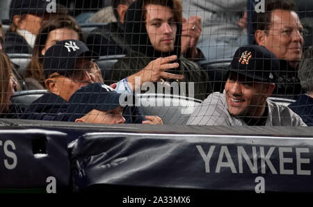 Bronx, USA. 04 Okt, 2019. Der ehemalige New Yorker Bürgermeister Rudy Giuliani sitzt in der Standplätze während der New York Yankees American League Division Series Spiel 1 gegen die Minnesota Twins im 2019 MLB Playoffs im Yankee Stadium in New York City am 4. Oktober 2019. Foto von Ray Stubblebine/UPI Quelle: UPI/Alamy leben Nachrichten Stockfoto