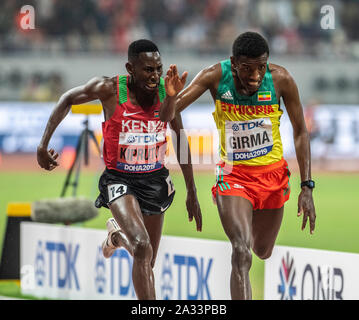 Doha, Katar. 04 Okt, 2019. Kipruto Conseslus in Kenia und Äthiopien Girma Lamche Rennen an der Ziellinie in der 3000m Hindernis an Tag 8 der 17. IAAF Leichtathletik WM 2019, Kalifa International Stadium. Credit: SOPA Images Limited/Alamy leben Nachrichten Stockfoto