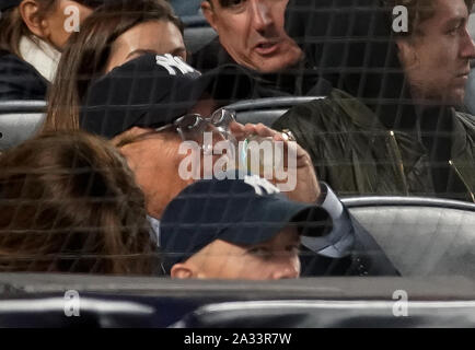 Bronx, USA. 04 Okt, 2019. Der ehemalige New Yorker Bürgermeister Rudy Giuliani nimmt einen Schluck, als er auf der Tribüne während der New York Yankees American League Division Series Spiel 1 gegen die Minnesota Twins sitzt in der 2019 MLB Playoffs im Yankee Stadium in New York City am 4. Oktober 2019. Foto von Ray Stubblebine/UPI Quelle: UPI/Alamy leben Nachrichten Stockfoto