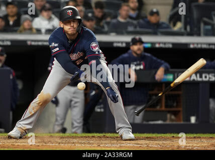 Bronx, USA. 4. Okt, 2019. Minnesota Twins Teig C.J. Cron verliert die Fledermaus, wie er Gründe gegen die New York Yankees im sechsten Inning der American League Division Series Spiel 1 der 2019 MLB Playoffs im Yankee Stadium in New York City am 4. Oktober 2019. Foto von Ray Stubblebine/UPI Quelle: UPI/Alamy leben Nachrichten Stockfoto