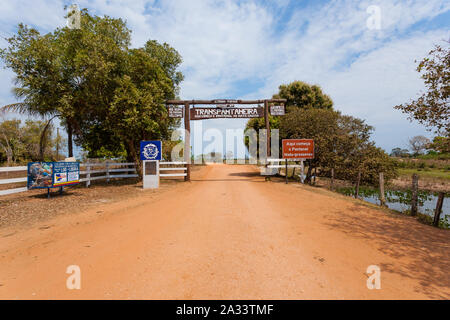 Pantanal Eingangstor entlang der Transpantaneira Feldweg. Brasilianische Wahrzeichen. Straße in perpective Stockfoto