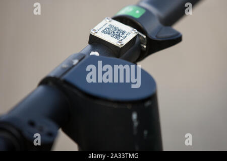 Göteborg, Schweden. 3. Okt, 2019. QR-Code auf der Lenker eines Kalk Elektroroller in Göteborg gesehen. Credit: Karol Serewis/SOPA Images/ZUMA Draht/Alamy leben Nachrichten Stockfoto
