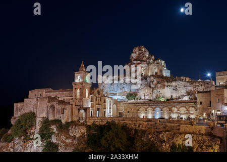 Ausblick bei Nacht Kirche San Pietro Caveoso und auf der Spitze des Hügels von Kirche der Heiligen Maria von Idris Stockfoto