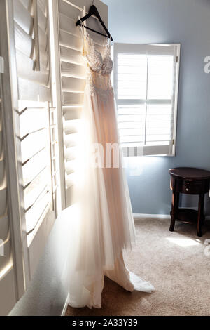 Braut Hochzeit Kleid hängen an Haken im Zimmer am frühen Morgen - Bild Stockfoto