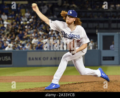 Los Angeles, USA. 4. Okt, 2019. Los Angeles Dodgers Krug Dustin Mai wirft im siebten Inning der MLB National League Division Series Spiel mit der Washington Nationals im Dodger Stadium in Los Angeles am Freitag, 4. Oktober 2019. Foto von Jim Ruymen/UPI Quelle: UPI/Alamy leben Nachrichten Stockfoto